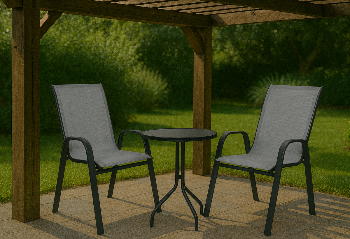 Απεικονίζονται δύο πολυθρόνες σε έναν κήπο, μαζί με ένα τραπέζι.